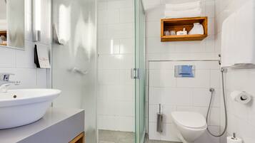 Een haardroger, een bidet, handdoeken