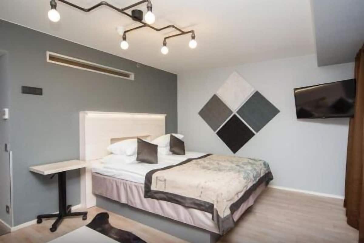 Schreibtisch, schallisolierte Zimmer, Bügeleisen/Bügelbrett