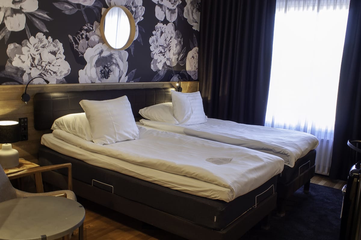 standard twin room | 1 bedroom, in-room safe, desk, iron/ironing board