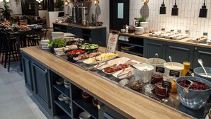 Buffet com diversos alimentos e uma placa indicando Korian Palvilha.