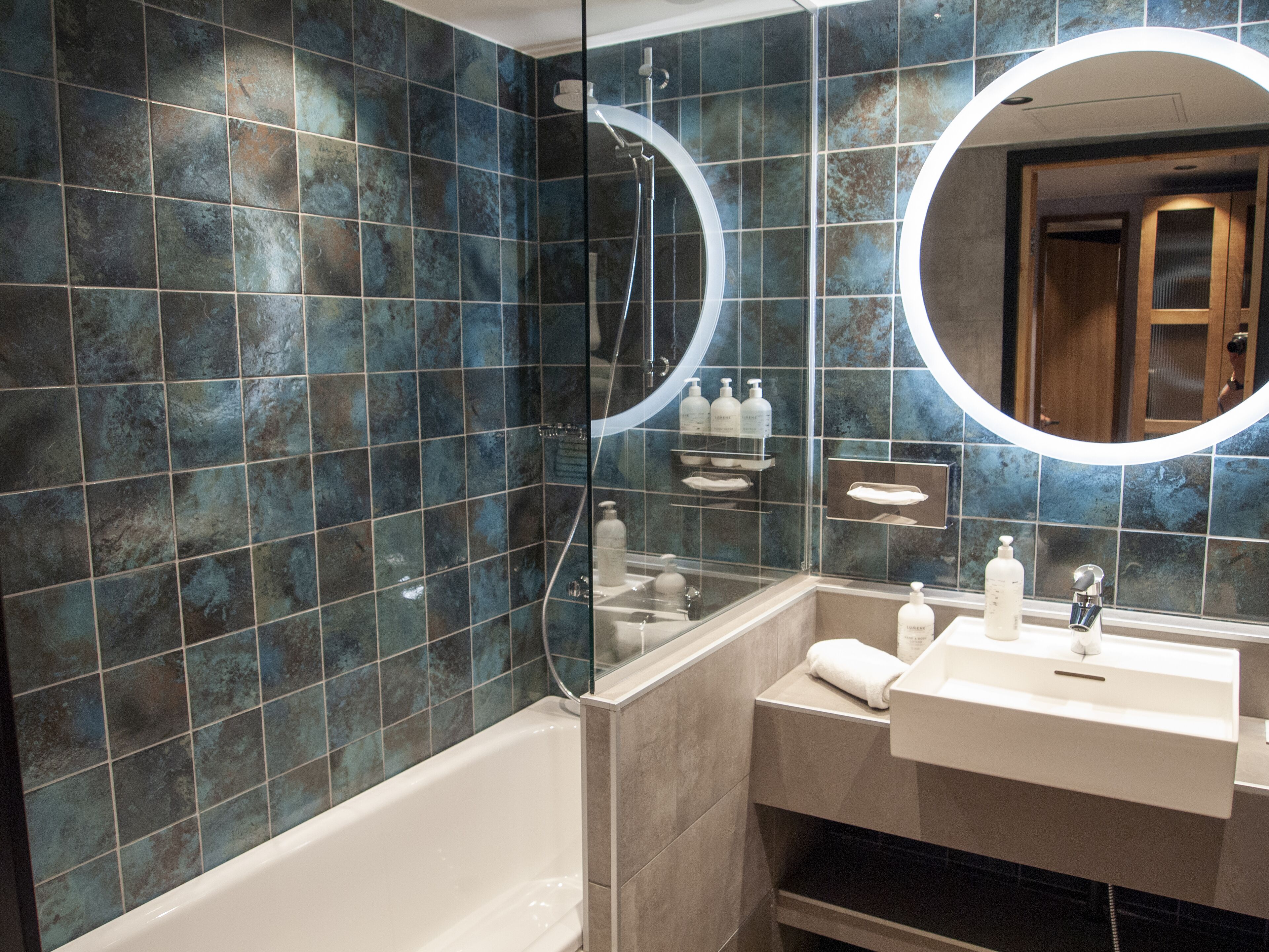 superior room, 1 queen bed (extra bed possibility) | bathroom | shower, towels