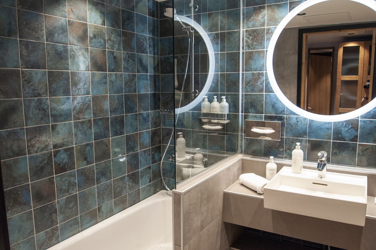 superior room, 1 queen bed (extra bed possibility) | bathroom | shower, towels