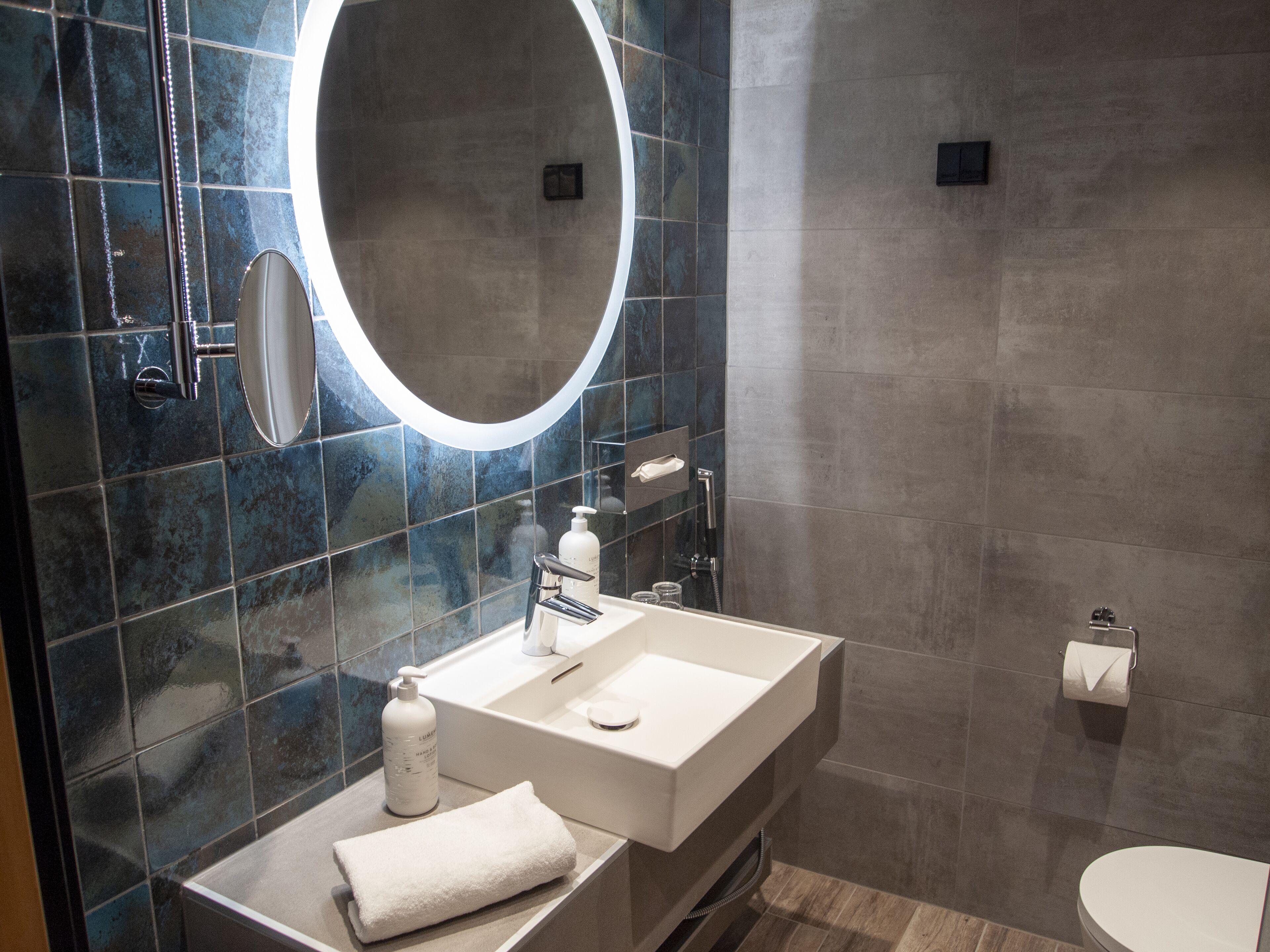 standard room, 1 queen bed | bathroom | shower, towels