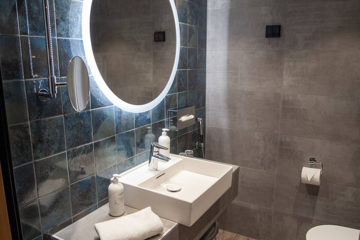 standard room, 1 queen bed | bathroom | shower, towels