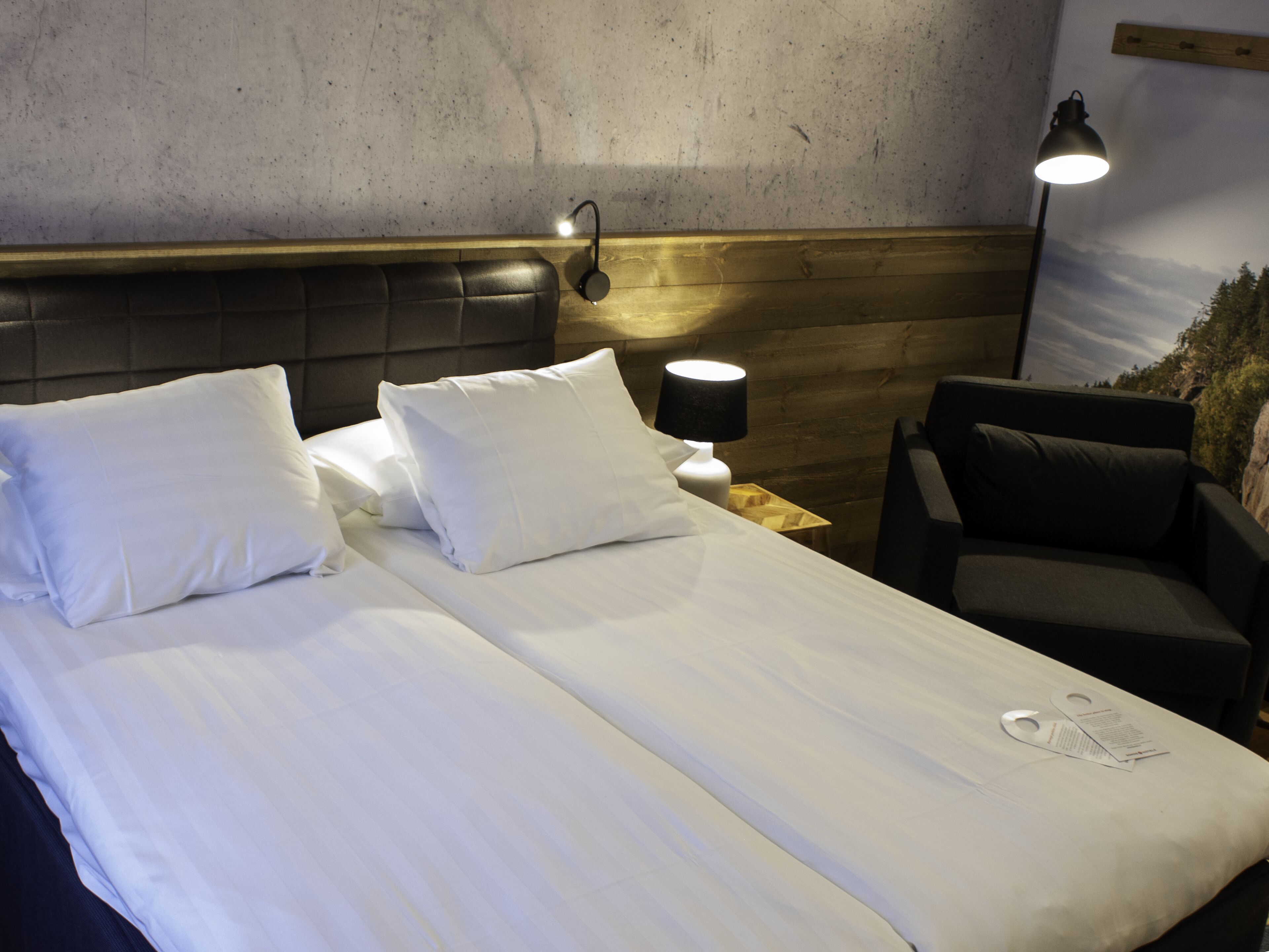 standard room, 1 queen bed (extra bed possibility) | 1 bedroom, in-room safe, desk, iron/ironing board