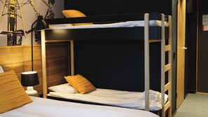 Quarto standard, 1 cama Queen (with bunkbed) | Cofres nos quartos, escrivaninha, ferros/tábuas de passar roupa