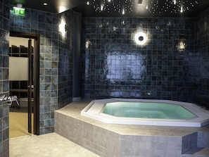 Indoor spa tub