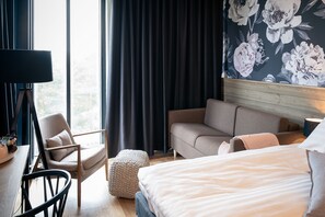 Superior-huone, 1 keskisuuri parisänky (extra bed possibility) | Tallelokero huoneessa, työpöytä, silitysrauta/-lauta, ilmainen Wi-Fi