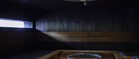 Un interior de madera con una mesa de parrilla y un tragaluz.