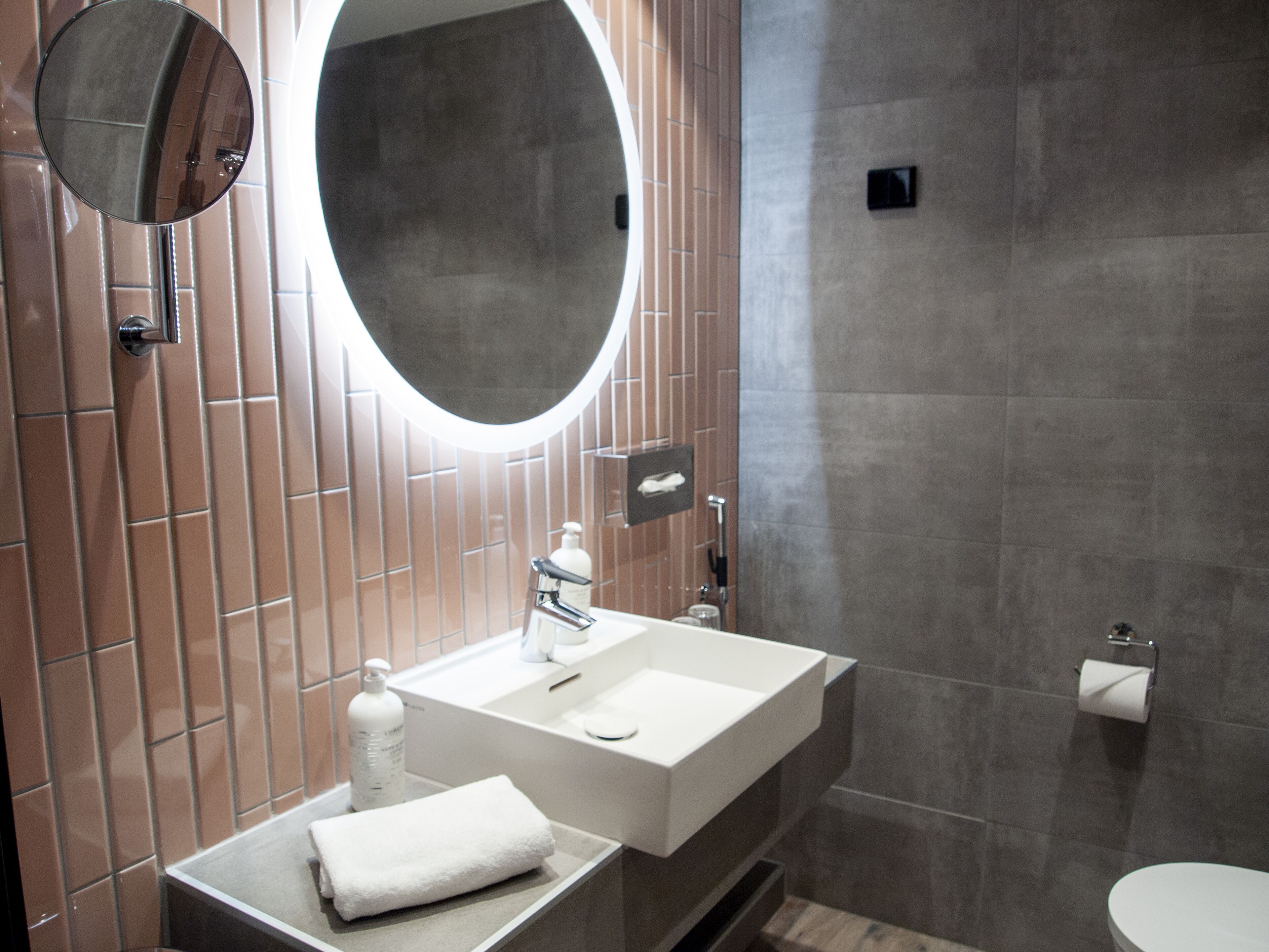 standard room, 1 queen bed | bathroom | shower, towels