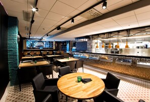 2 間餐廳，供應早餐，法國料理