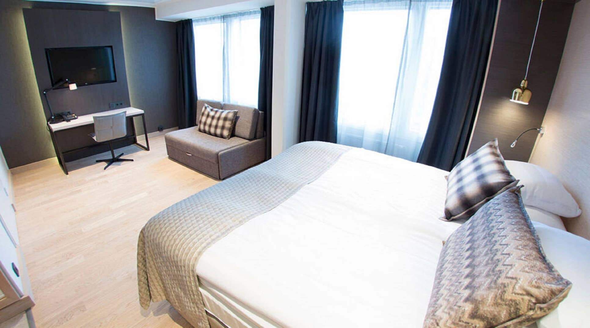 Cofres nos quartos, cortinas blackout, quartos à prova de som