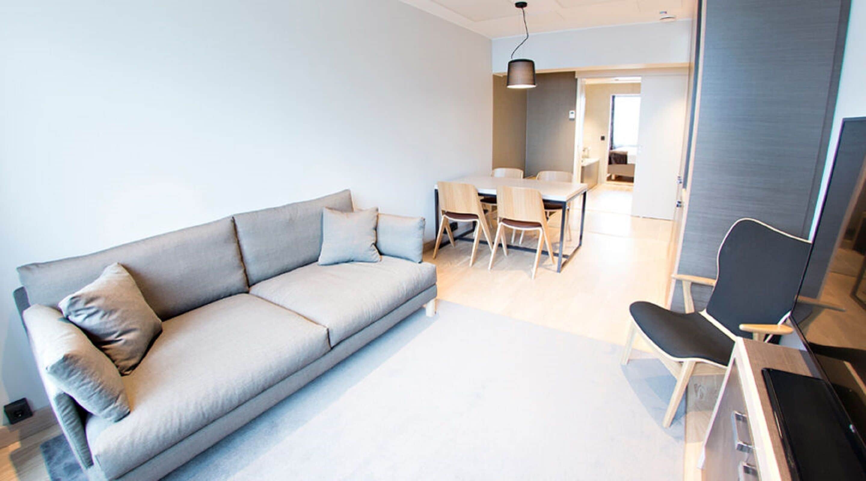 Junior-sviitti, 1 suuri parisänky (extra bed possibility) | Tallelokero huoneessa, pimennysverhot, äänieristys, silitysrauta/-lauta