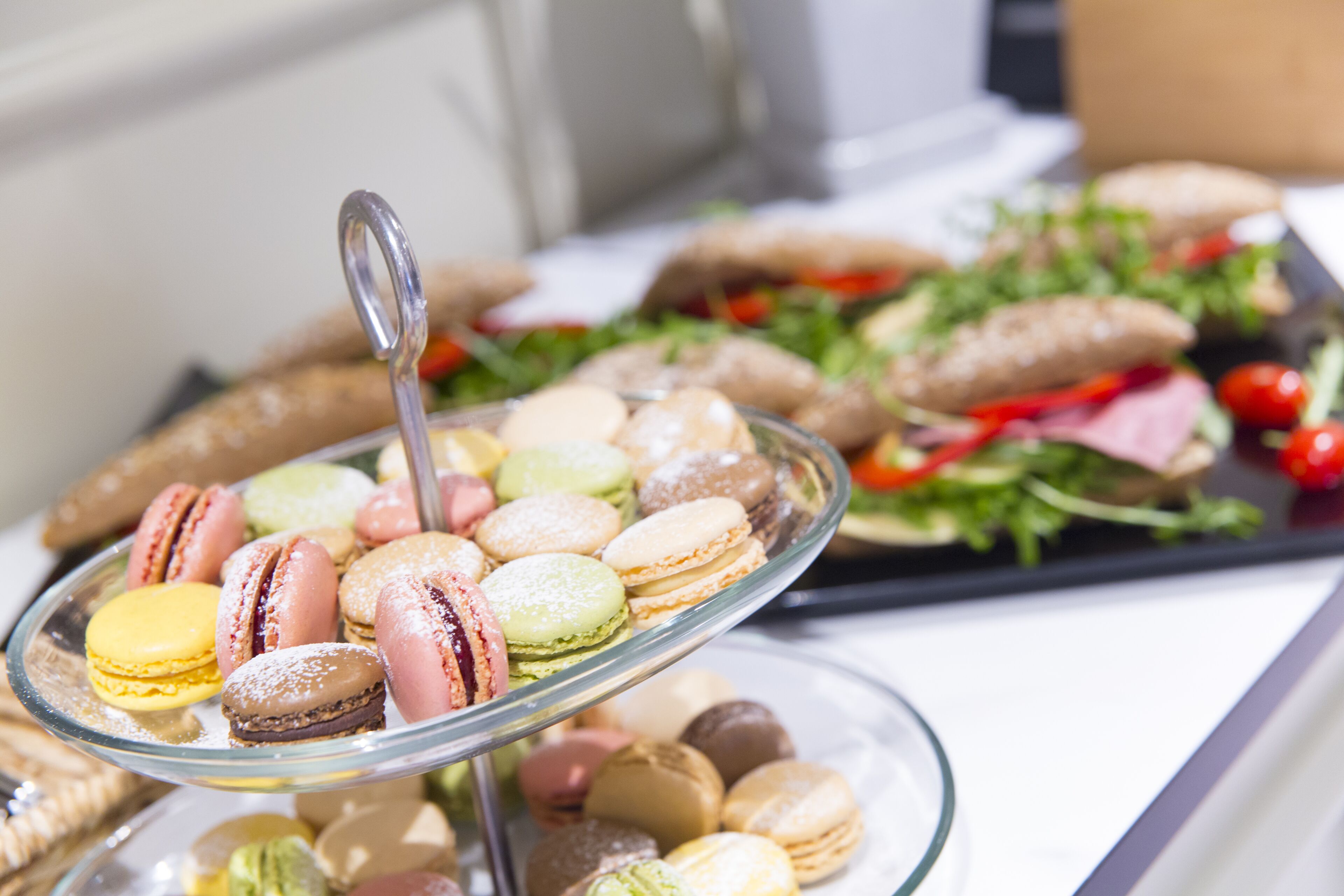 Un buffet con macaron e un'insalata.