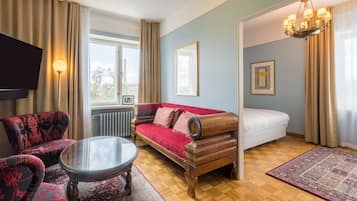 Bộ đồ giường cao cấp, nệm cao su hoạt tính (memory foam), minibar