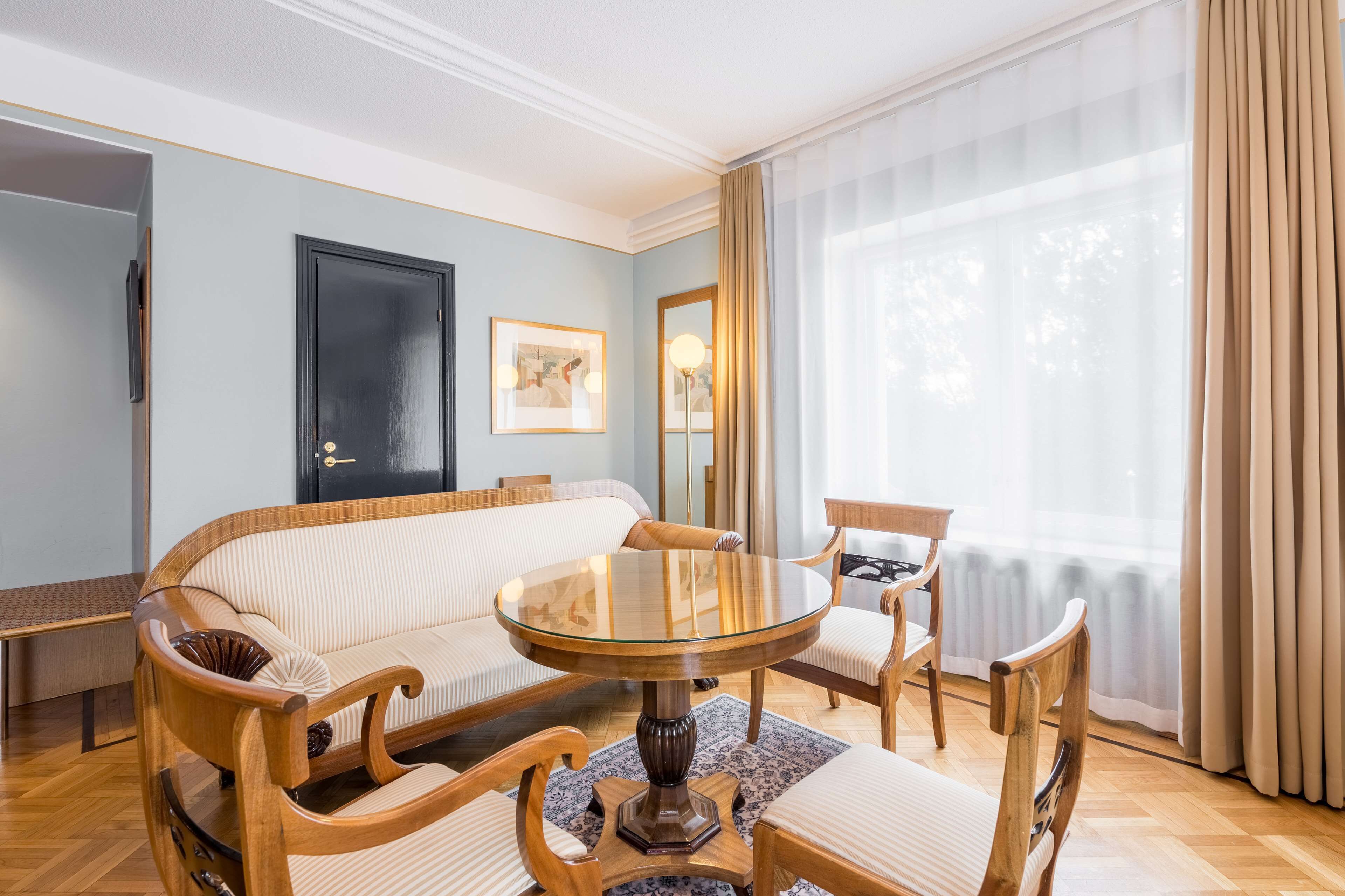 Hochwertige Bettwaren, Betten mit Memory-Foam-Matratzen, Minibar