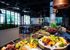 Buffet déjeuner gratuit tous les jours