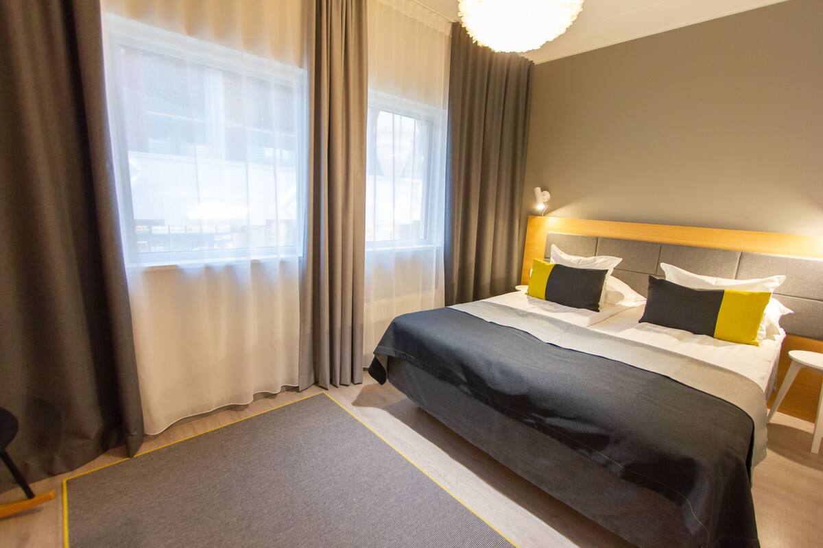 Quarto standard, 1 cama Queen | Frigobar, cofres nos quartos, cortinas blackout, quartos à prova de som