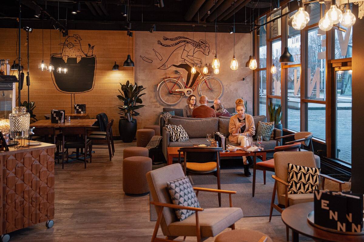 4 restaurants, lunch, dinner served; italian cuisine