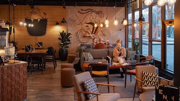 4 restaurants; lunch and dinner served