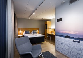 Frigobar, cofres nos quartos, cortinas blackout, quartos à prova de som