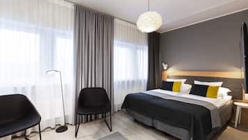 Minibar, vÀrdeförvaringsskÄp pÄ rummet och mörklÀggningsgardiner