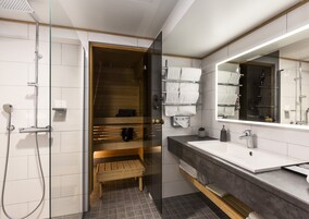 Minibar, caja fuerte, cortinas opacas y sistema de insonorización