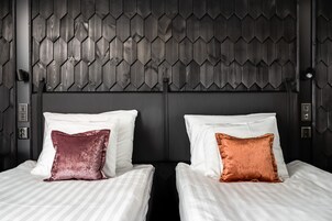 Kahden hengen standard-huone (kaksi sänkyä) (extra bed possibility) | Tallelokero huoneessa, työpöytä