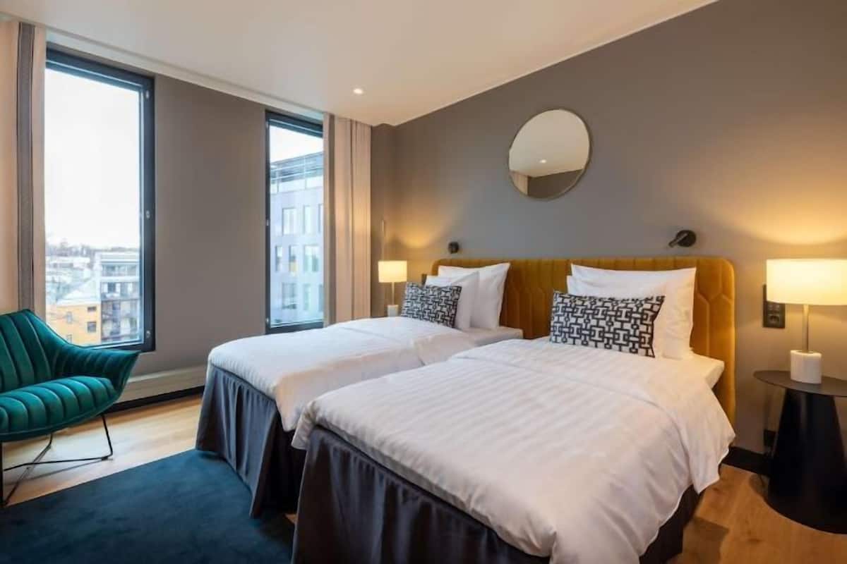 Minibar, coffres-forts dans les chambres, bureau, rideaux occultants