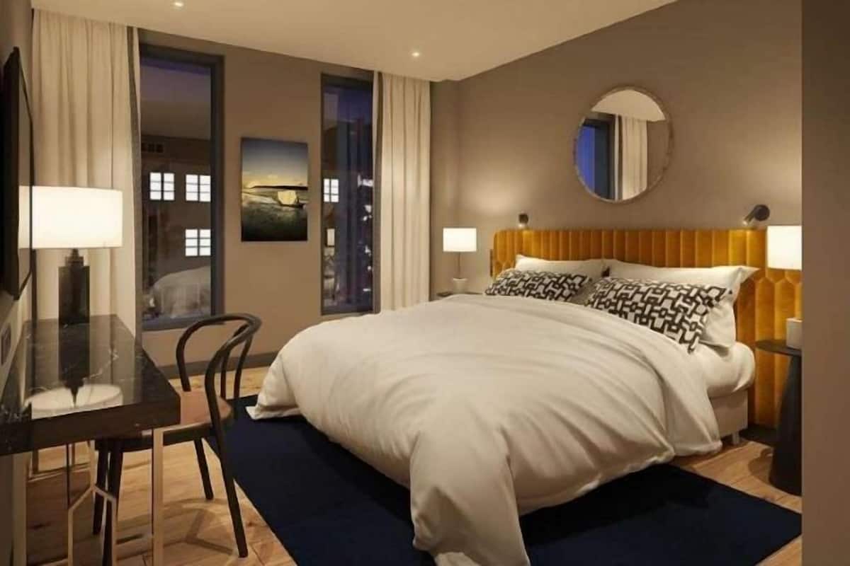 Minibar, coffres-forts dans les chambres, bureau, rideaux occultants