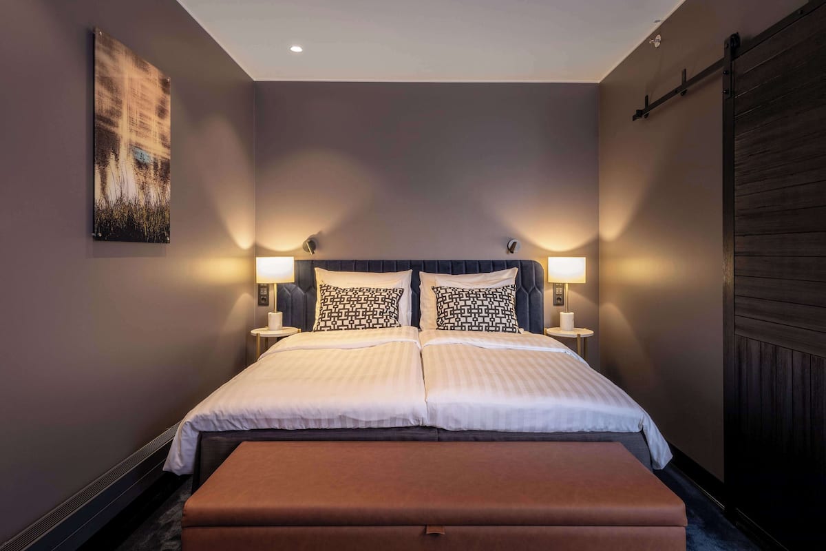 Habitación superior, 1 cama de matrimonio grande con sofá cama (Plus) | Minibar, caja fuerte, escritorio y cortinas opacas