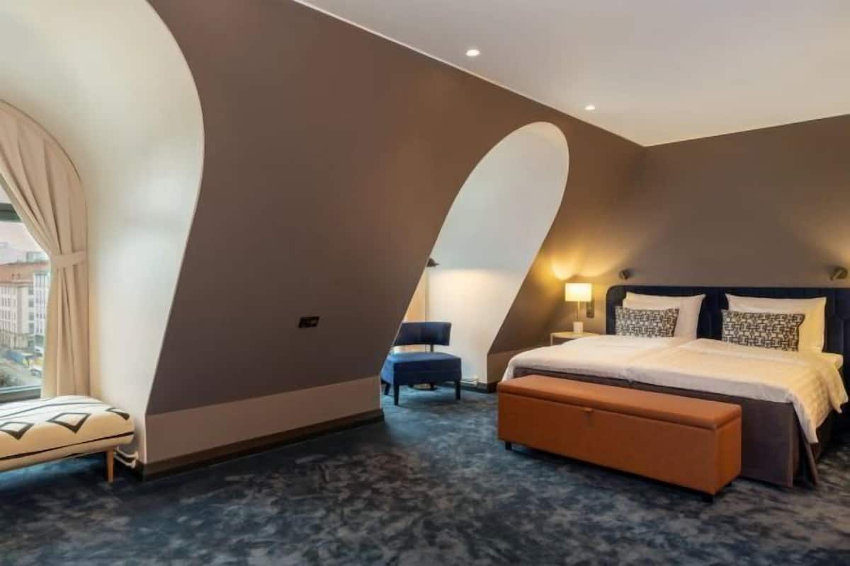 Minibar, coffres-forts dans les chambres, bureau, rideaux occultants