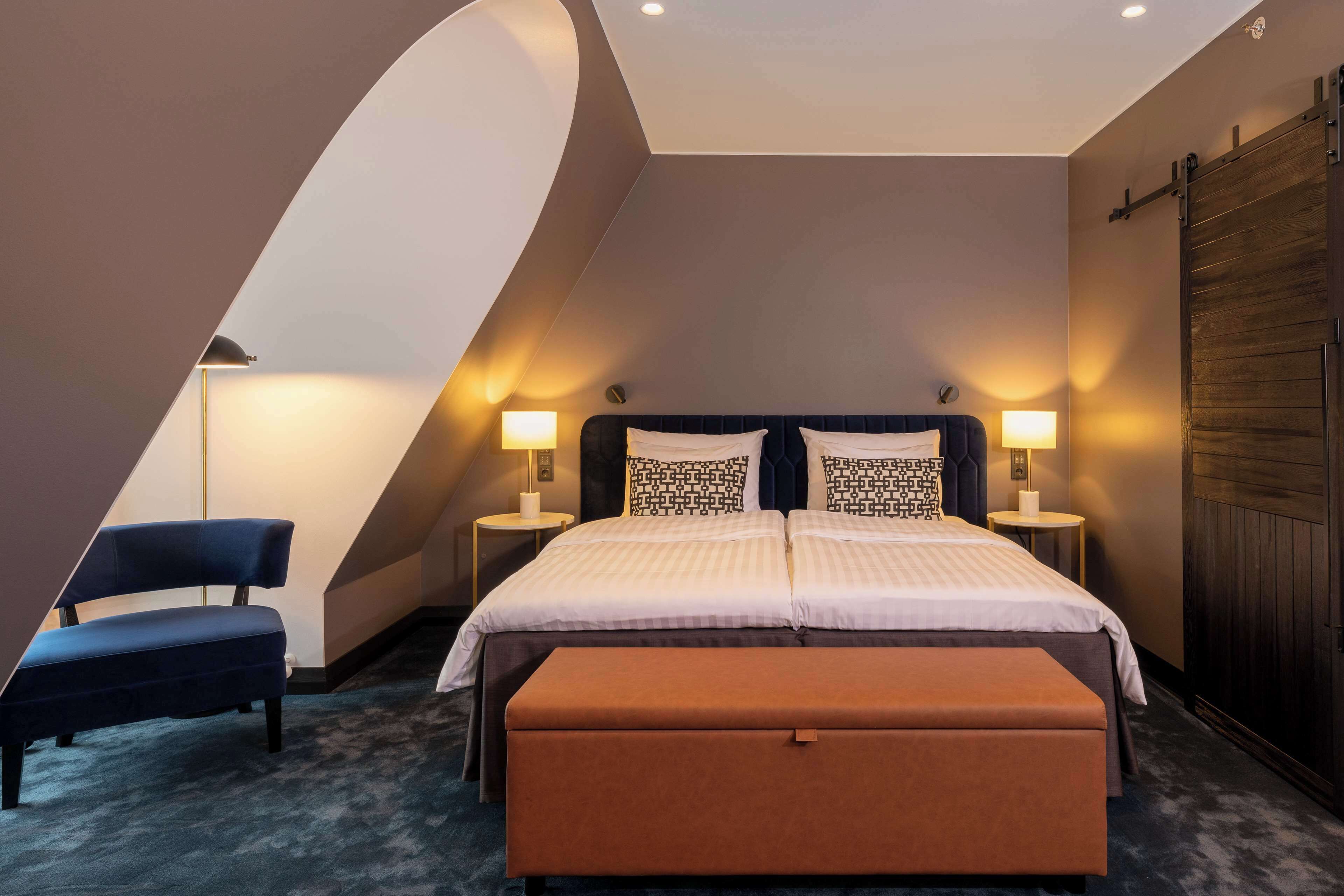 junior suite, 1 bedroom | minibar, in-room safe, desk, blackout curtains