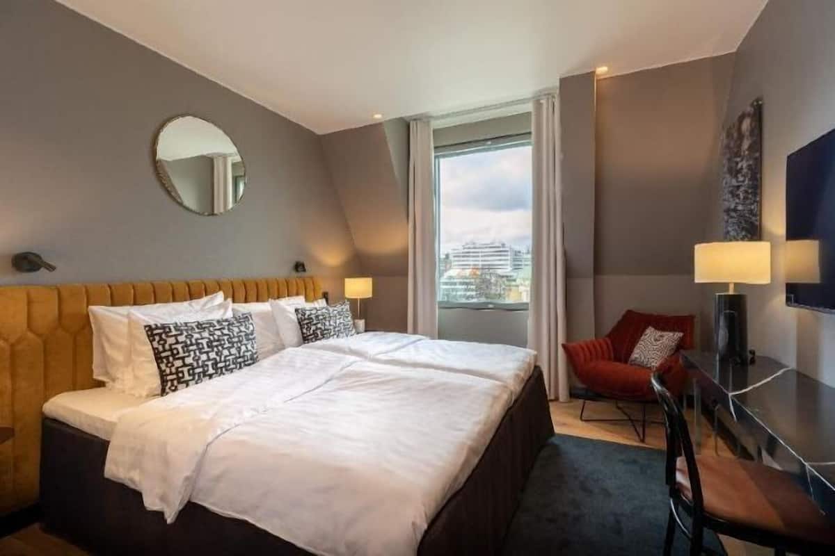 Minibar, coffres-forts dans les chambres, bureau, rideaux occultants