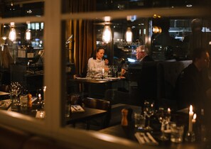 2 restaurants; lunch and dinner served
