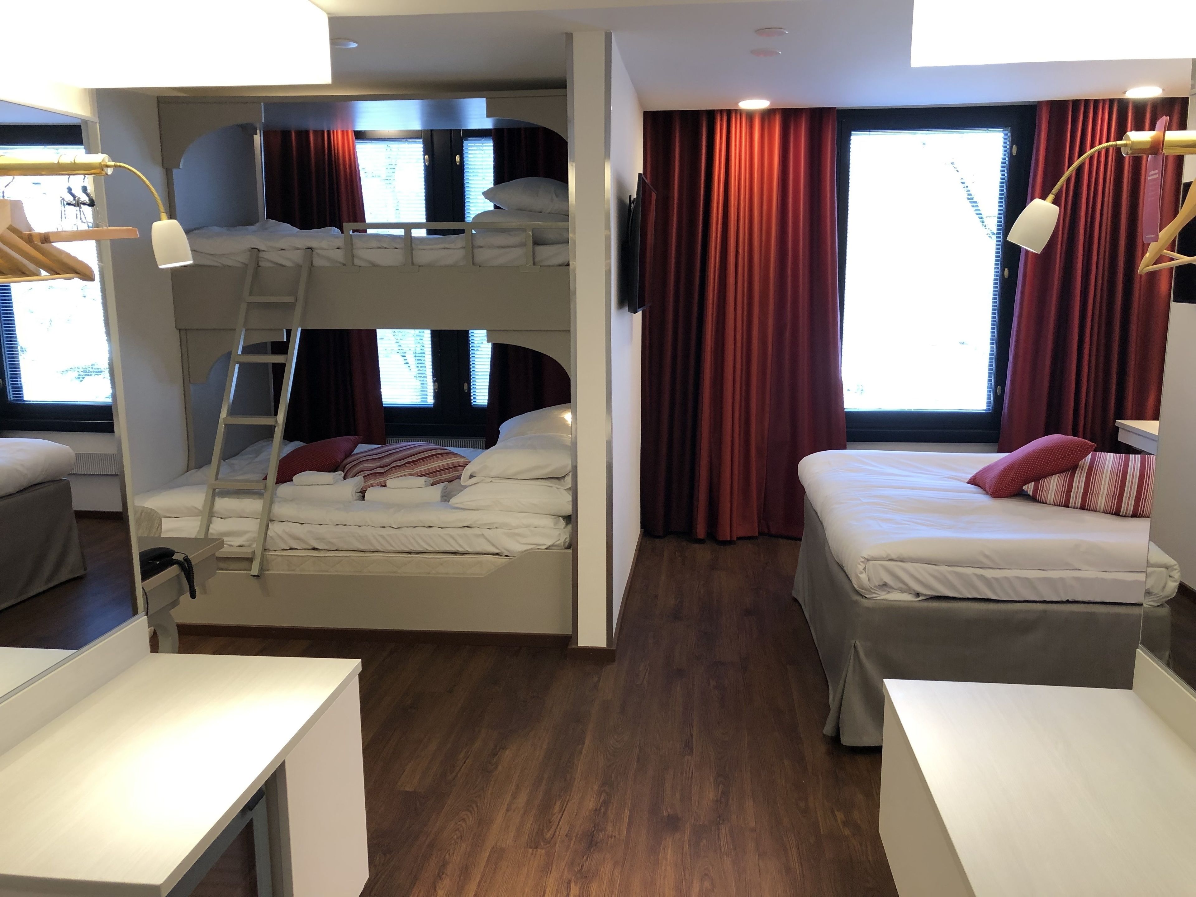 Habitación con literas, un escritorio y una cama.