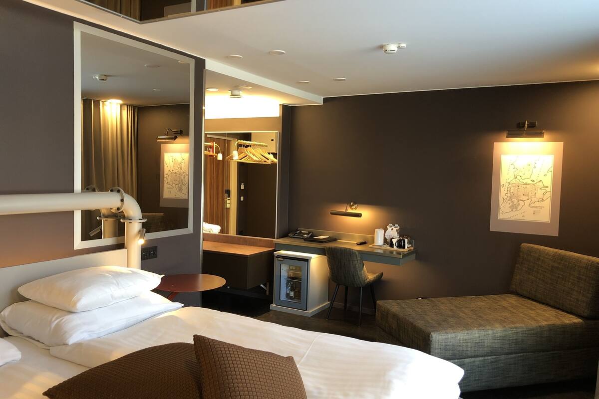 superior room, 1 queen bed | minibar, in-room safe, desk, soundproofing