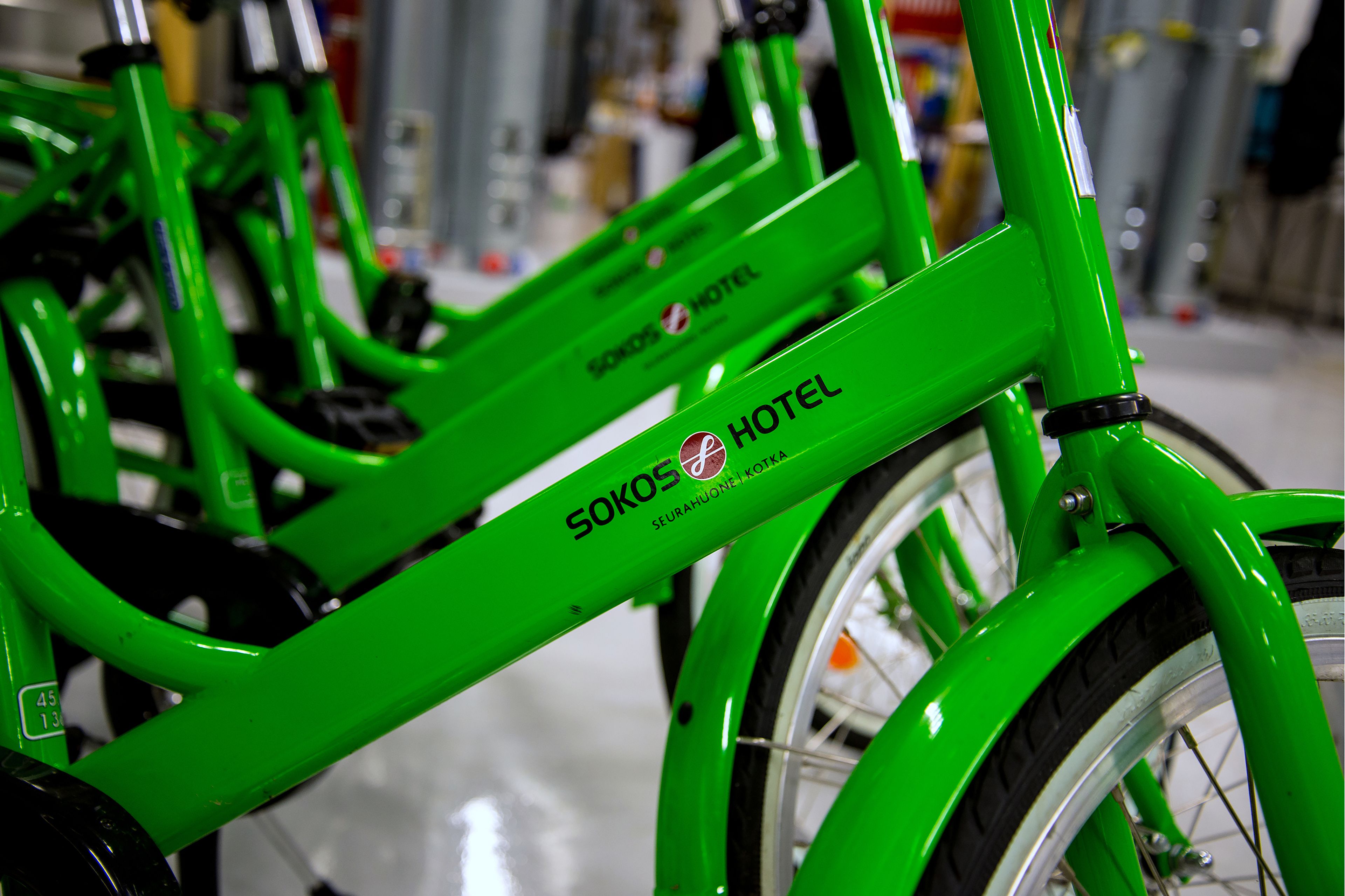 A green bicycle with the label "SOKOS HOTEL" and "SEURAHUONE I KOTKA".