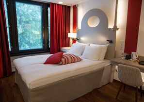 Minibar, safe på rommet, skrivebord og lydisolert