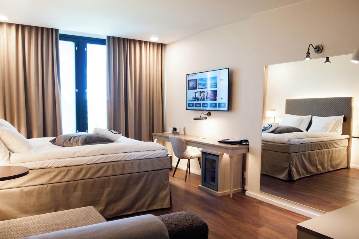 Minibar, caja fuerte, escritorio y sistema de insonorización