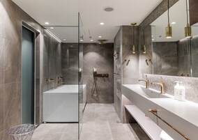 Svit - 1 kingsize-säng (extra bed possibility) | Minibar, värdeförvaringsskåp på rummet och skrivbord
