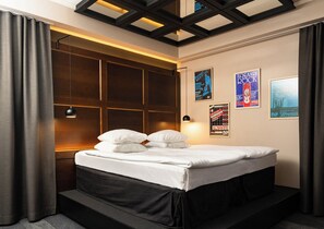 Habitación superior, 1 cama de matrimonio | Escritorio, espacio para trabajar con un portátil, cortinas opacas