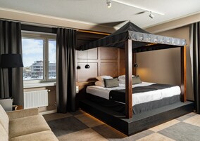 Quarto superior, 1 cama Queen | Escrivaninha, espaço de trabalho para notebook, cortinas blackout