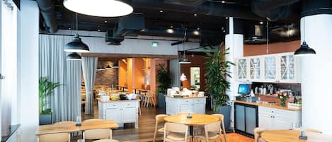 TĂ€gliches inbegriffenes FrĂŒhstĂŒcksbuffet