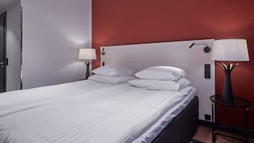 Phòng 2 giường đơn Tiêu chuẩn | Bàn, khu vực làm việc phù hợp cho laptop, màn/rèm cản sáng