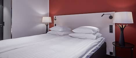 Habitació amb dos llits individuals estàndard | Escriptori, espai de treball apte per a portàtils i cortines opaques