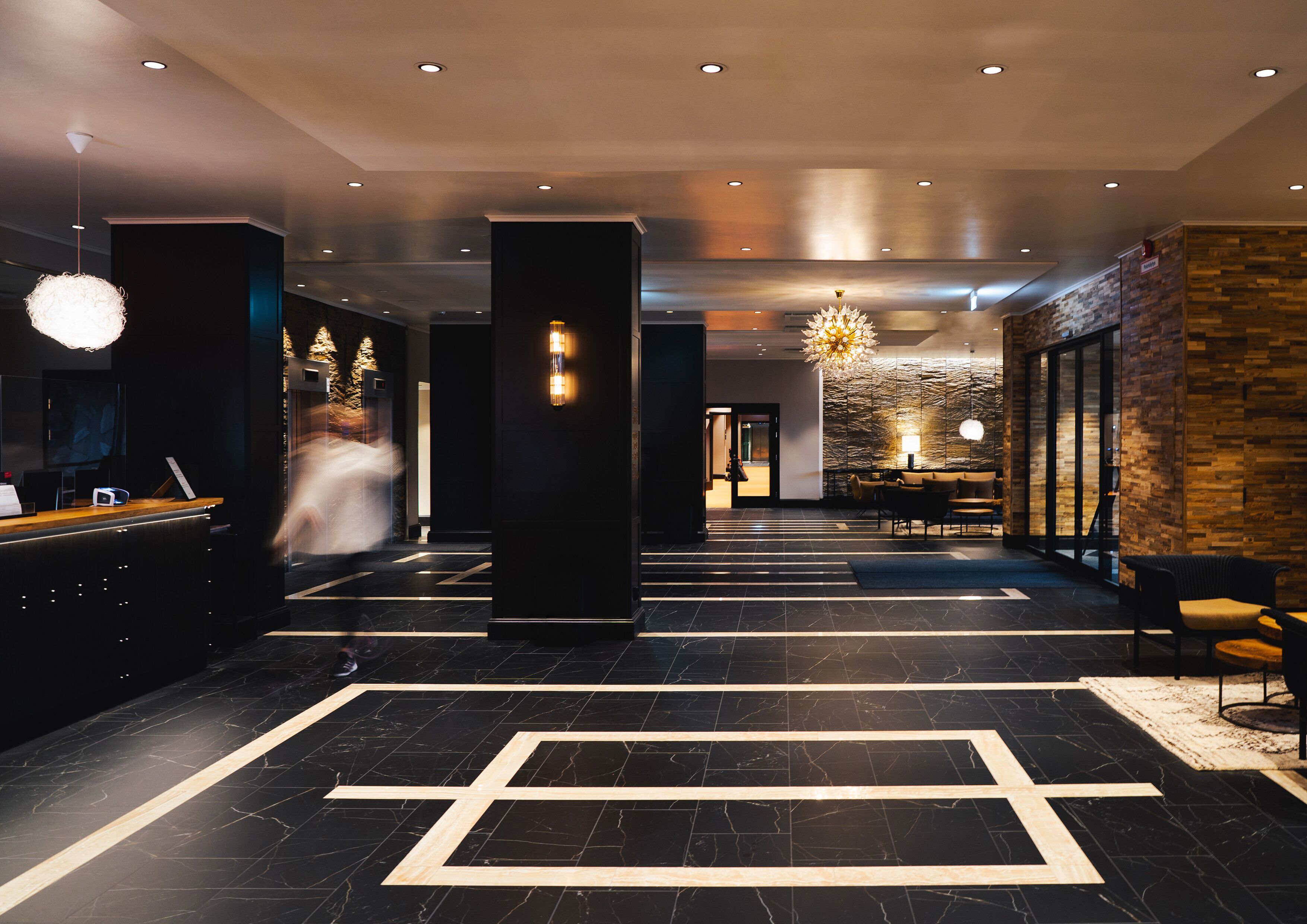 2 bars/lounges, lobbylounge