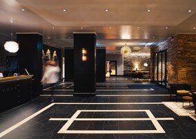 2 bars/lounges, lobby lounge