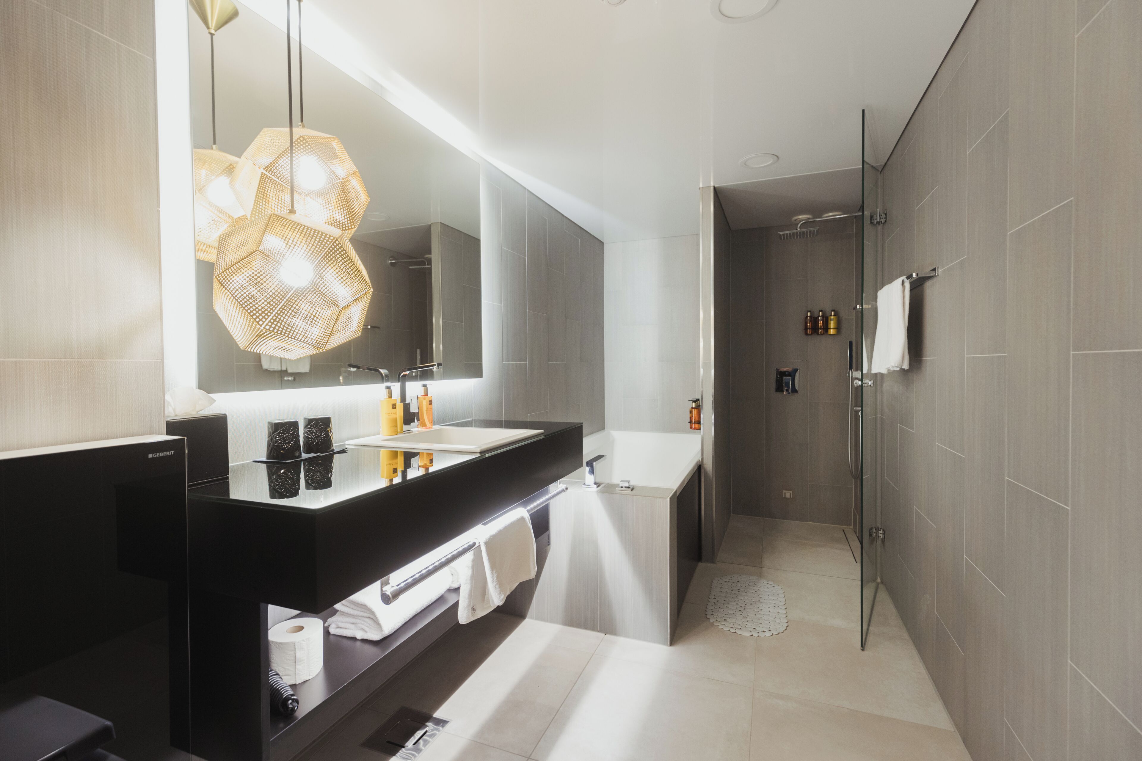 Sky Suite | Biancheria da letto ipoallergenica, cassaforte in camera