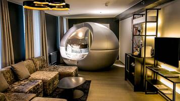 Sky Suite | Hypo-allergenic bedding, in-room safe, soundproofing, iron/ironing board